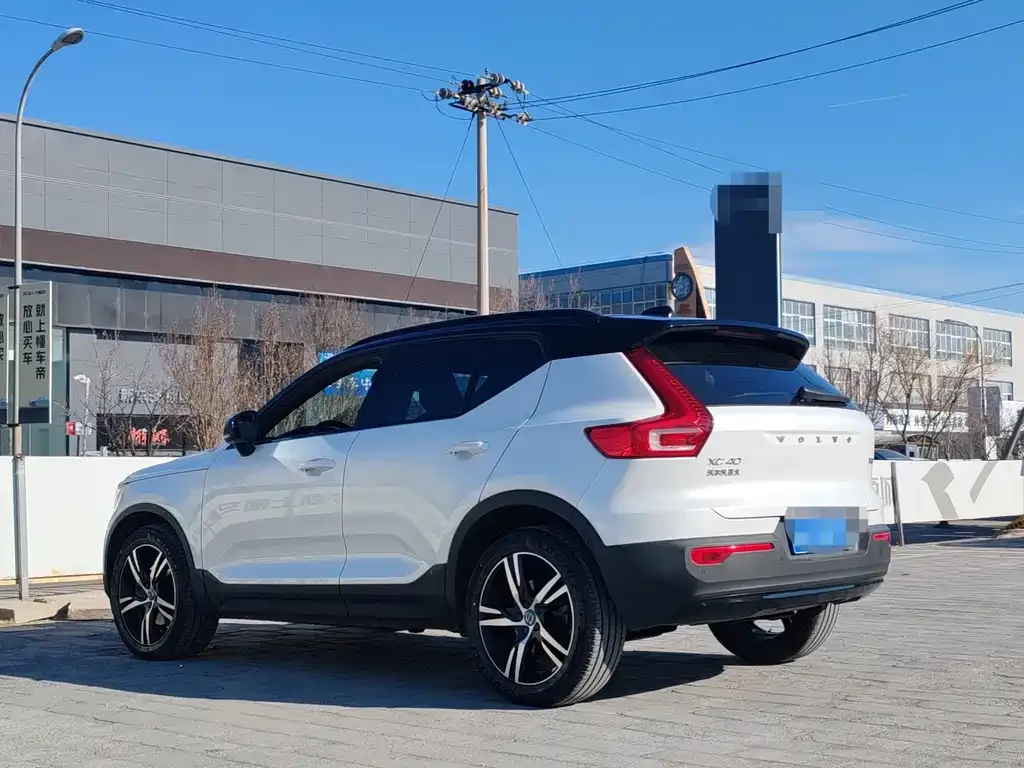 Volvo XC40 — фото 10