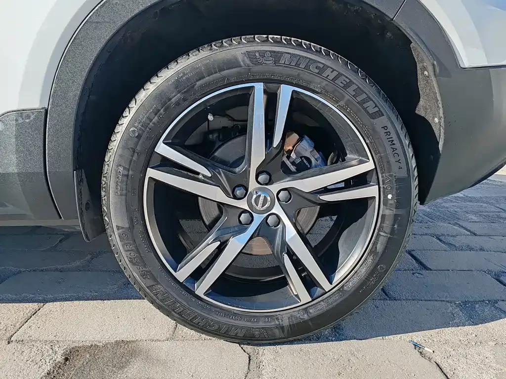 Volvo XC40 — фото 9