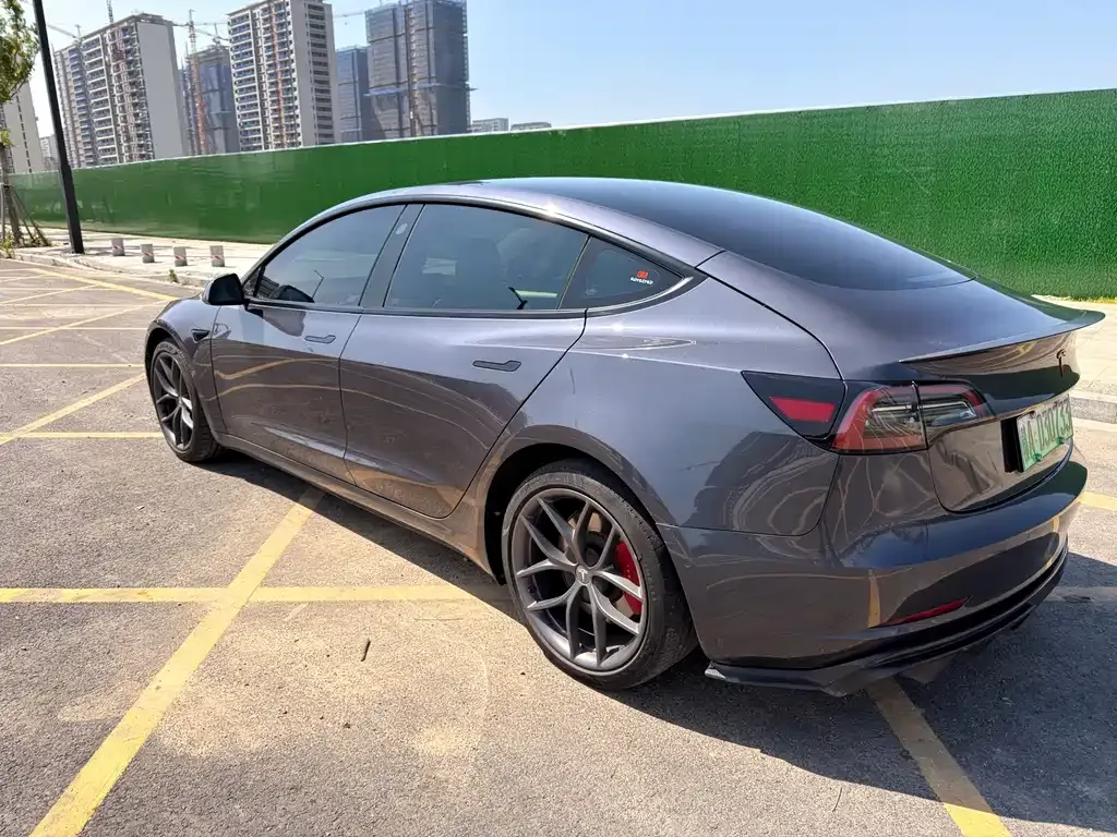 Tesla Model 3 — фото 10