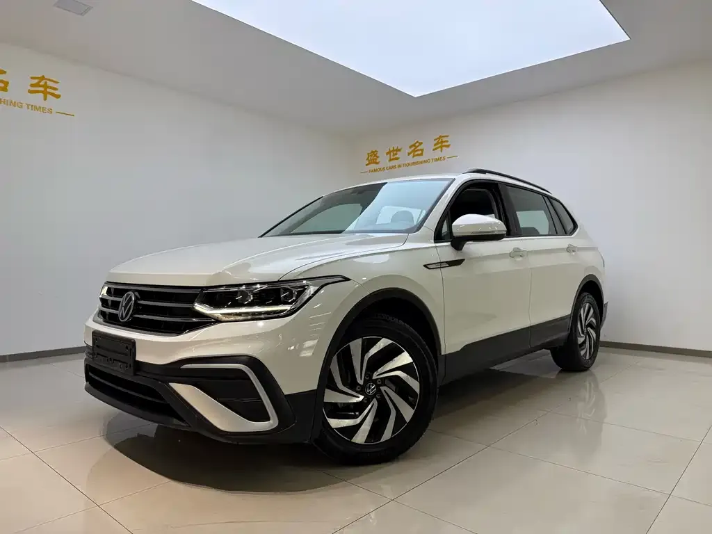 Volkswagen Tiguan L — фото 1