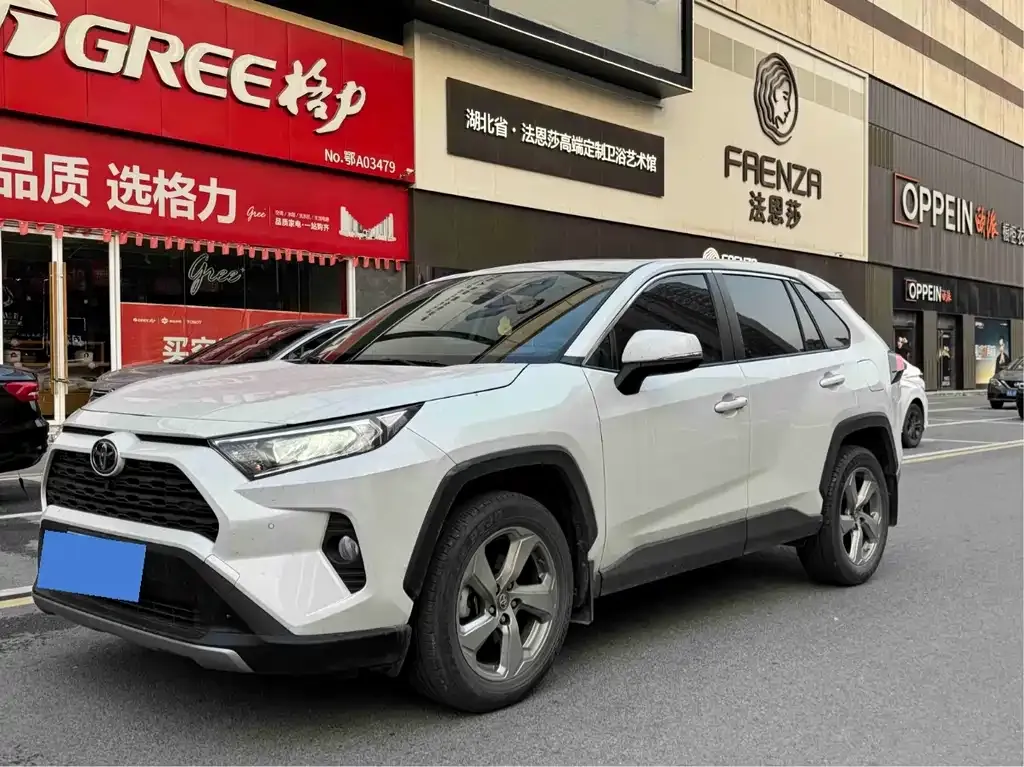 Toyota RAV4 — фото 1