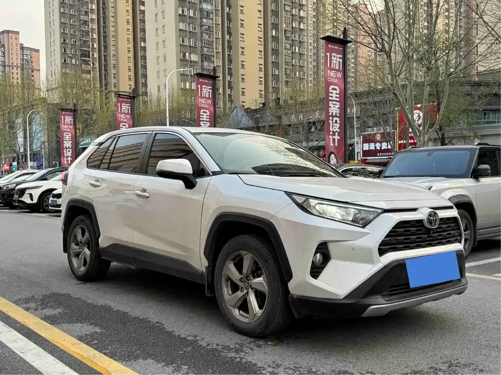 Toyota RAV4 — фото 5