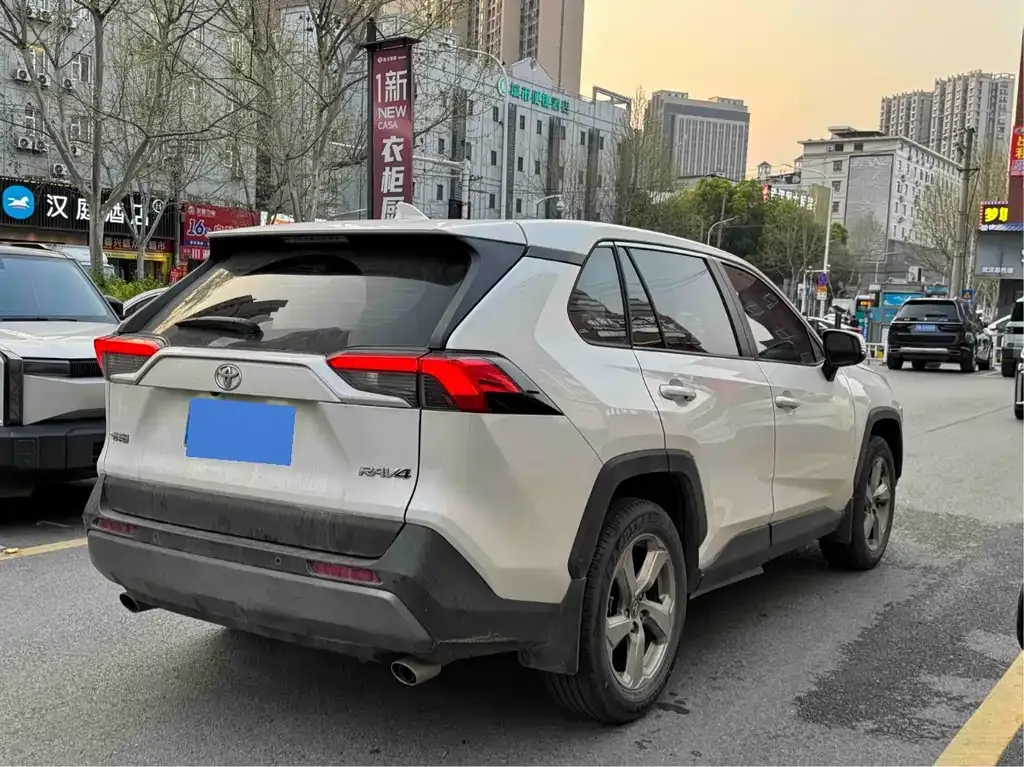 Toyota RAV4 — фото 8