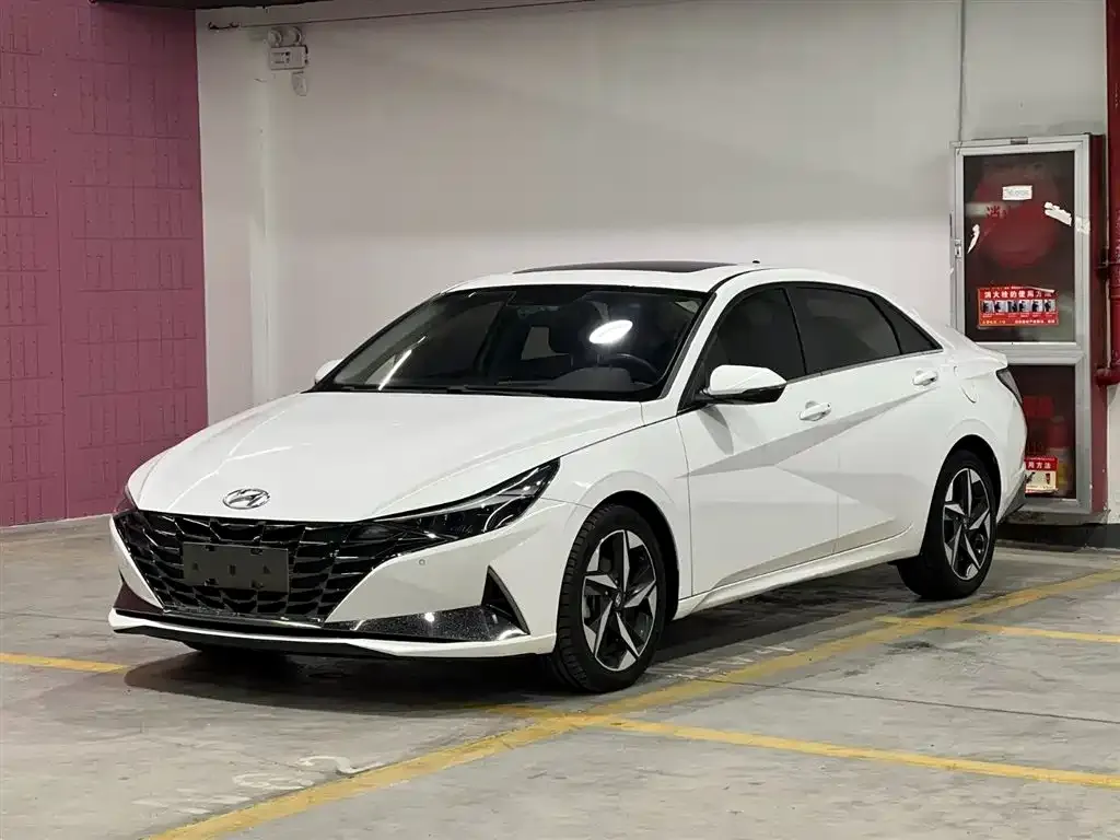 Hyundai Elantra — фото 1