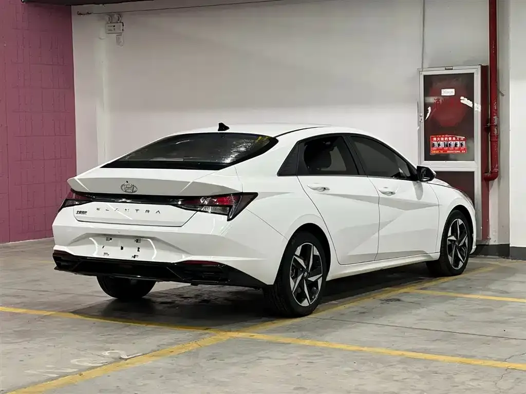 Hyundai Elantra — фото 10