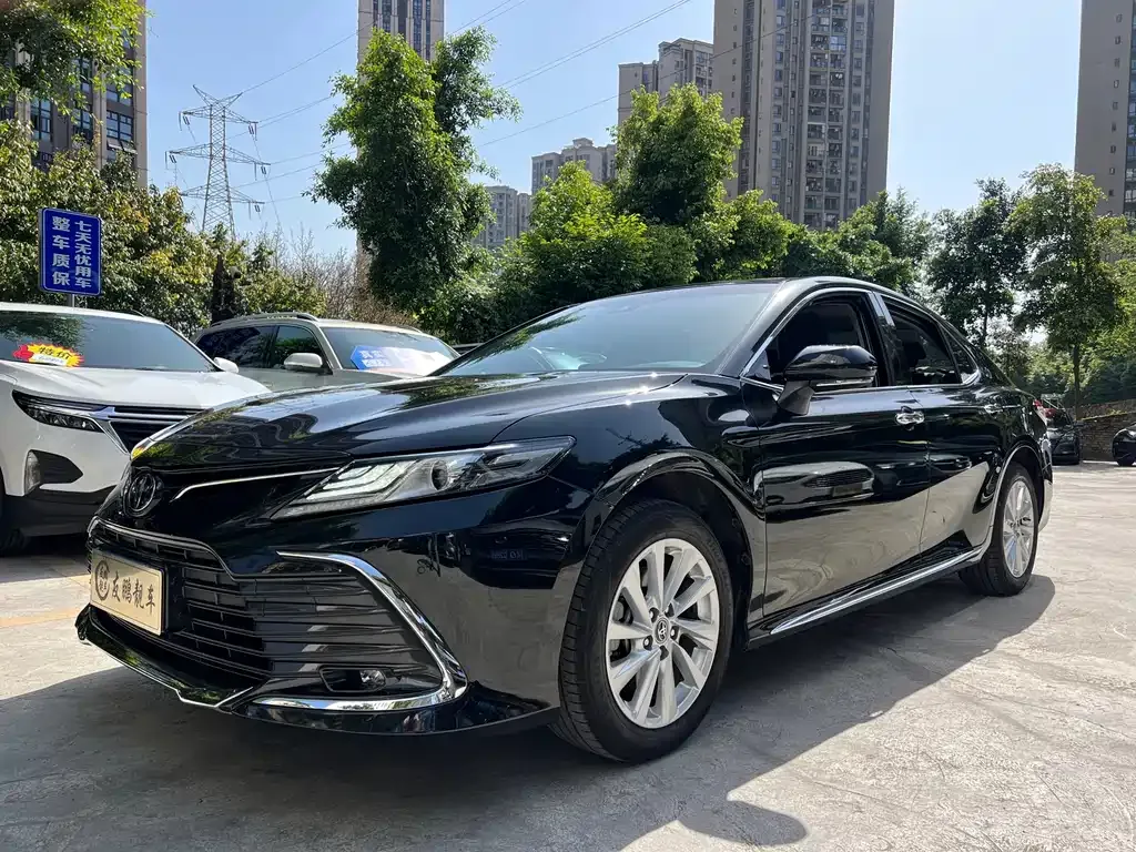 Toyota Camry — фото 1