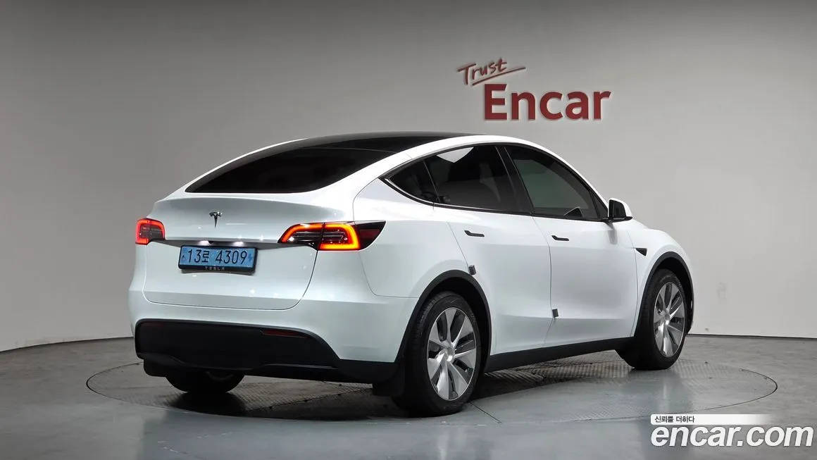 Tesla Model Y — фото 10