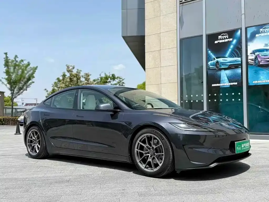 Tesla Model 3 — фото 1