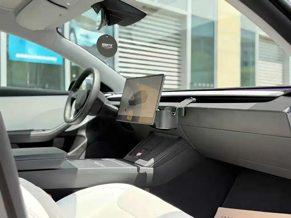 Tesla Model 3 — фото 2