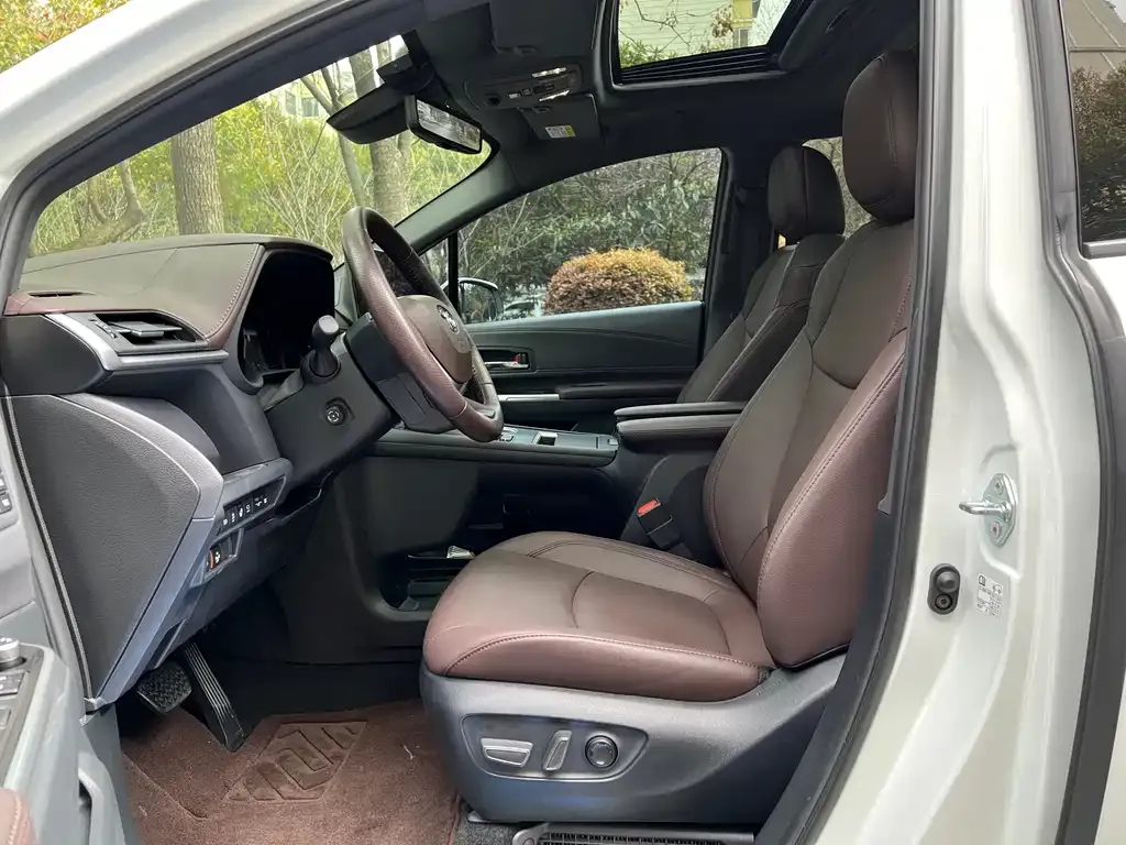 Toyota Granvia — фото 3