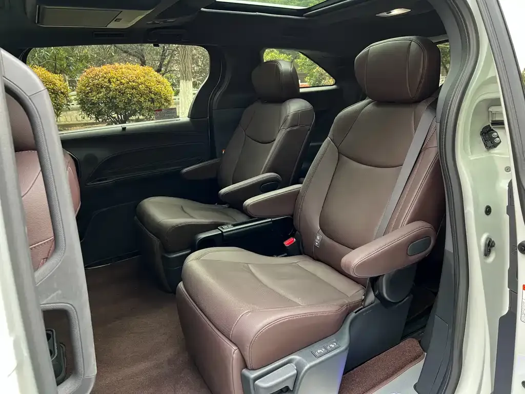 Toyota Granvia — фото 5