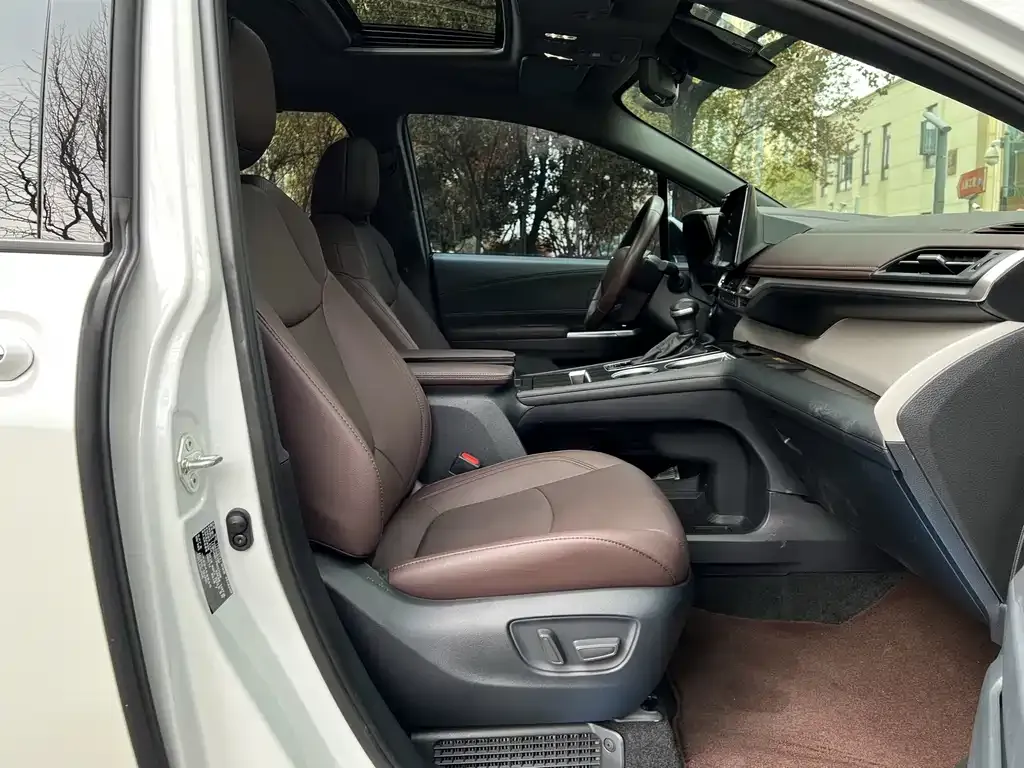 Toyota Granvia — фото 6