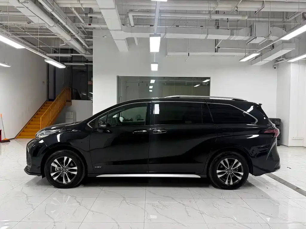 Toyota Granvia — фото 3