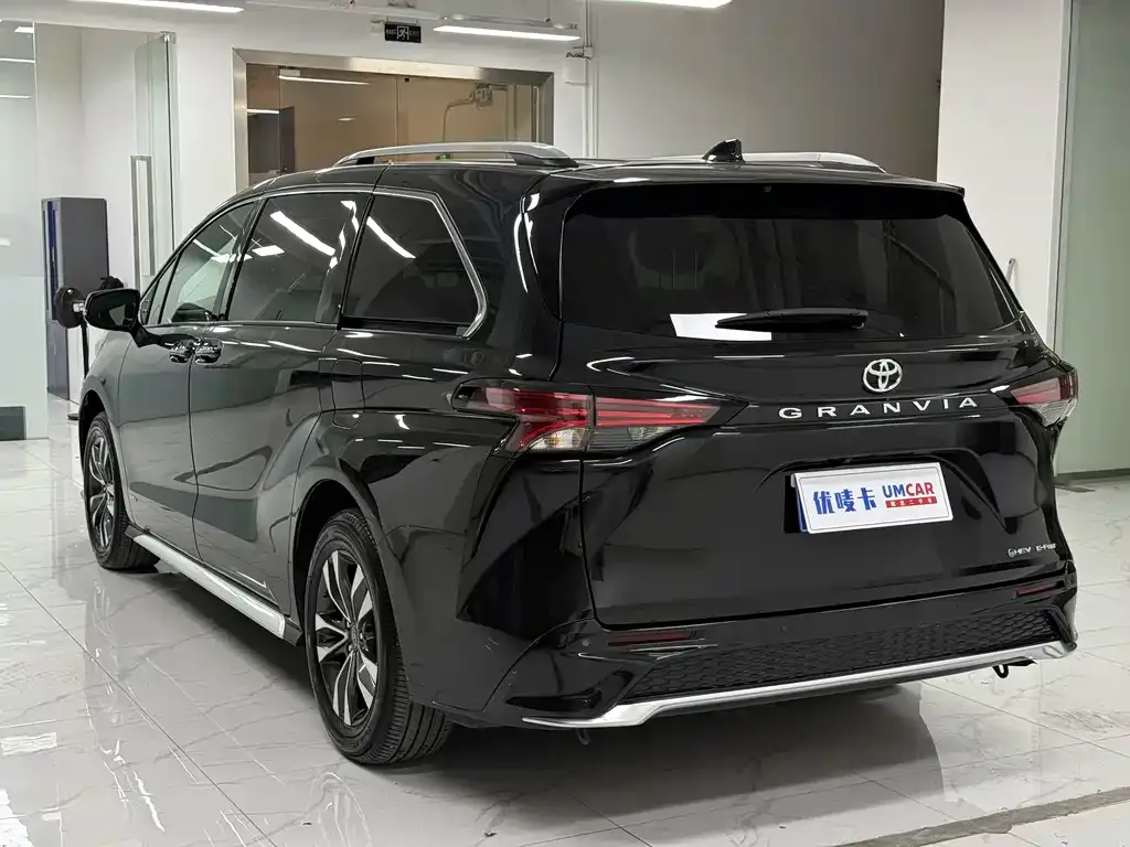 Toyota Granvia — фото 5