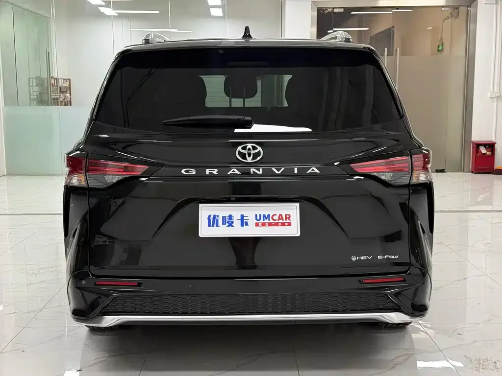 Toyota Granvia — фото 4