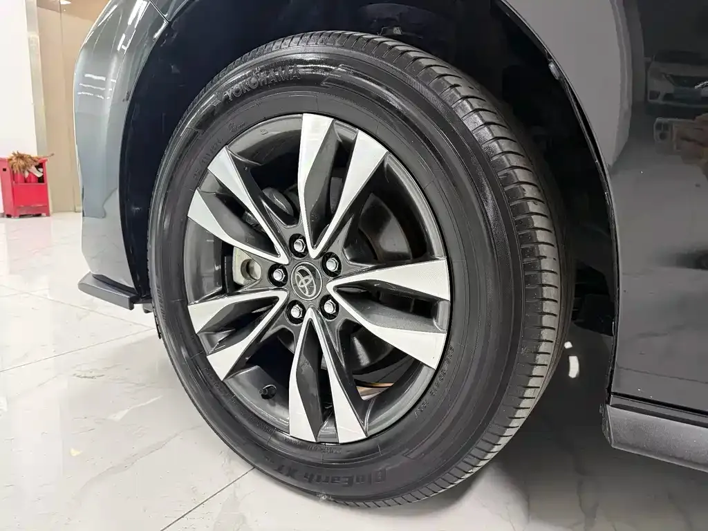 Toyota Granvia — фото 10
