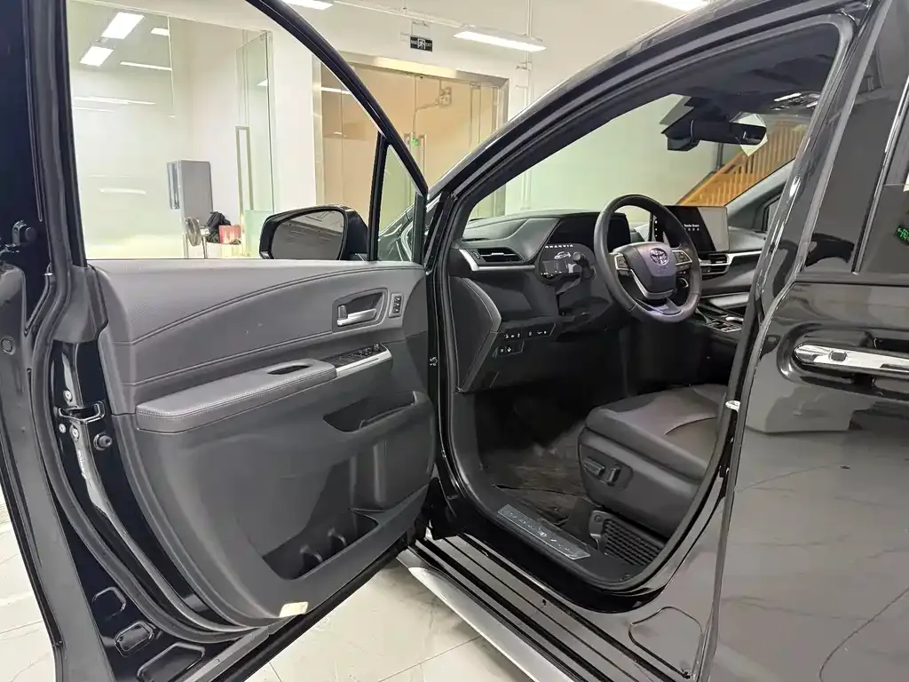 Toyota Granvia — фото 8