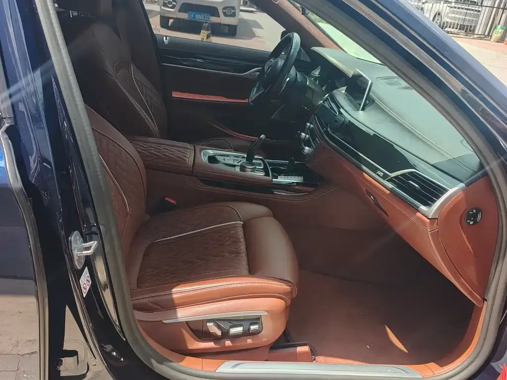 BMW 7 Series 2021 из CN, фото 6