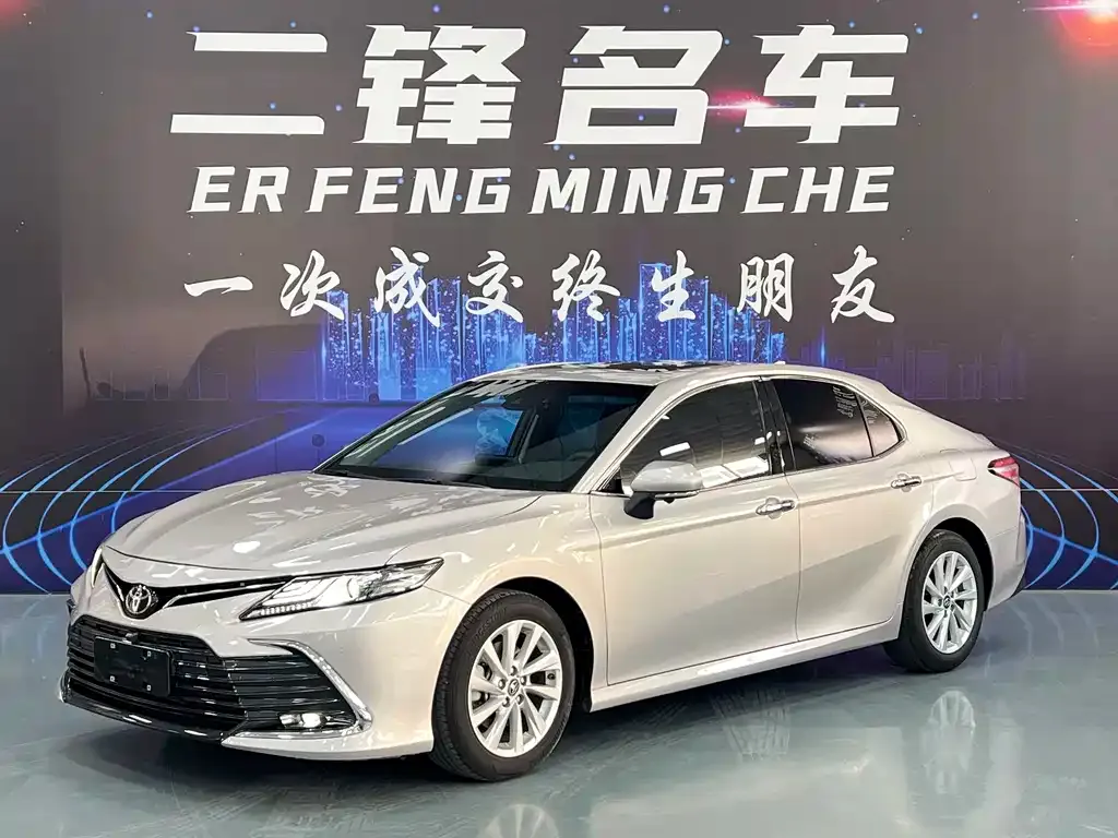 Toyota Camry — фото 1