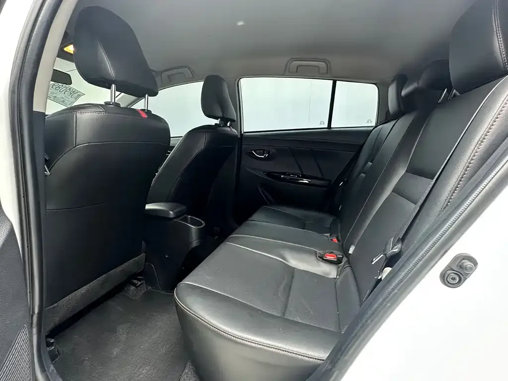 Toyota Yaris L — фото 10