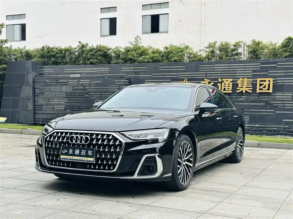 Audi A8 — фото 1
