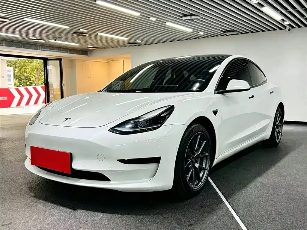 Tesla Model 3 — фото 1