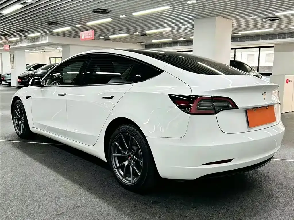 Tesla Model 3 — фото 9