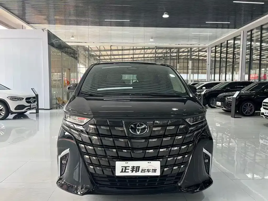 Toyota Alphard — фото 1