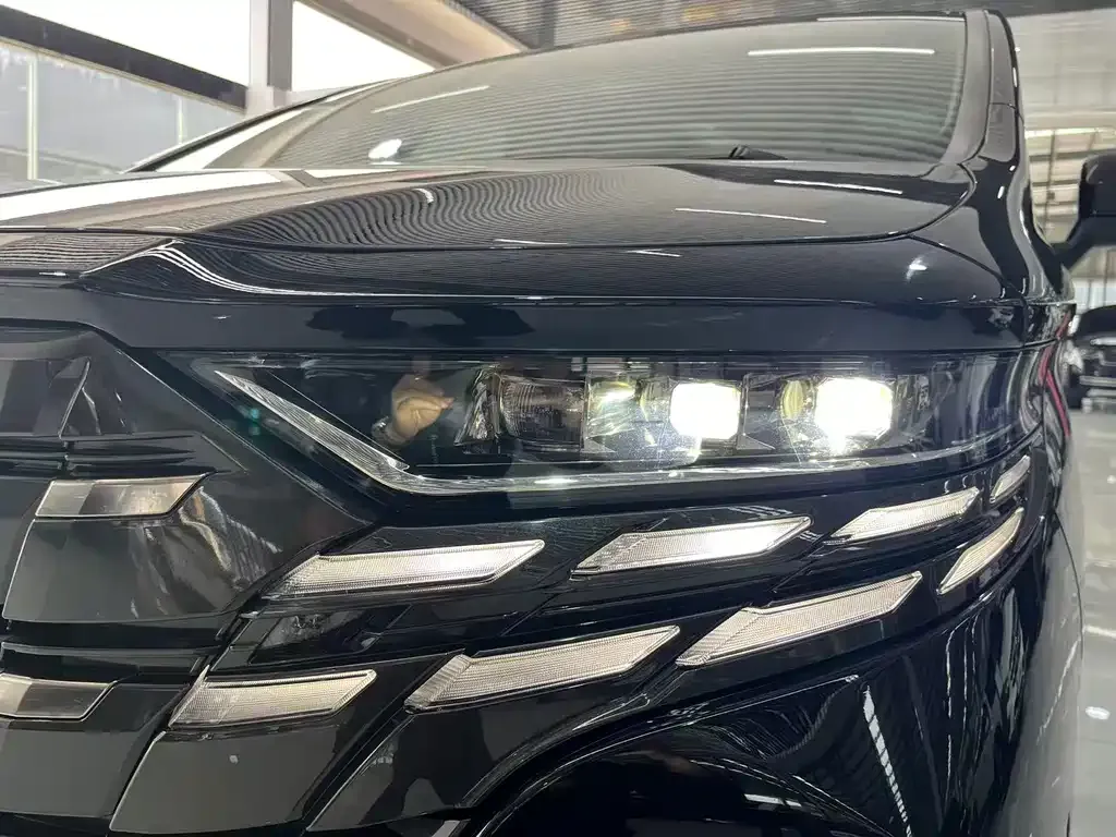 Toyota Alphard — фото 4