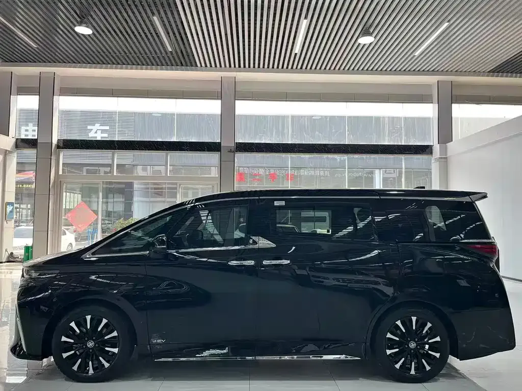Toyota Alphard — фото 8