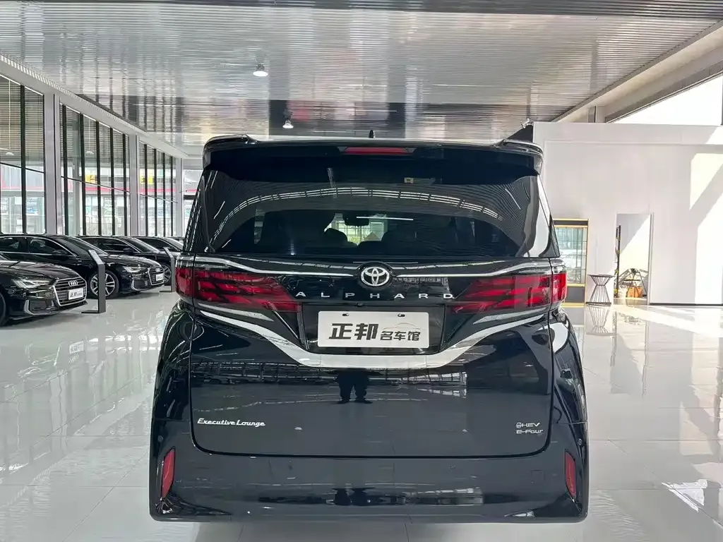 Toyota Alphard — фото 2