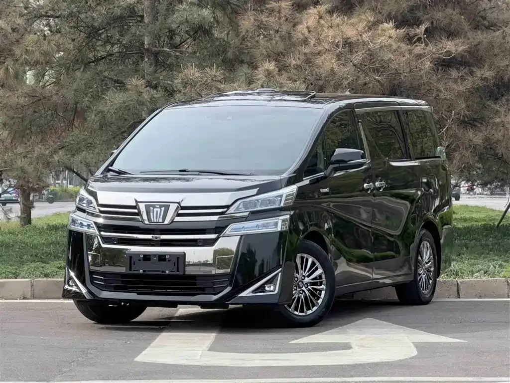 Toyota Vellfire — фото 1