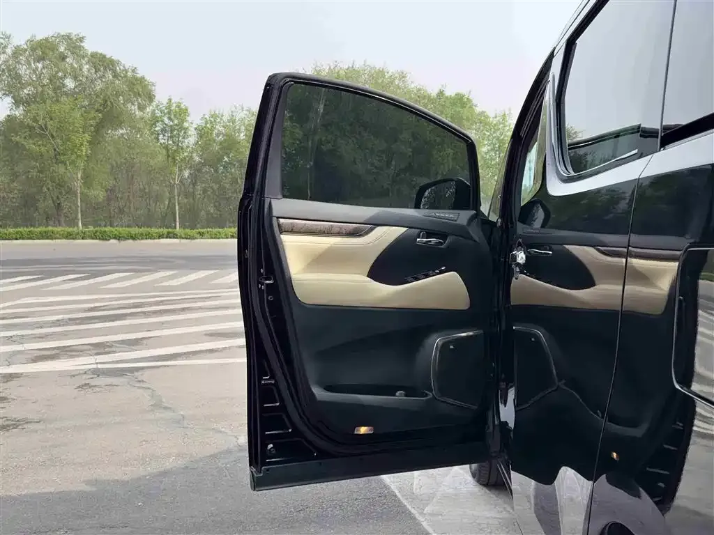 Toyota Vellfire — фото 4