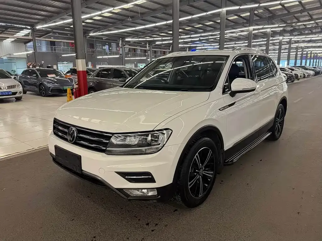 Volkswagen Tiguan L — фото 1