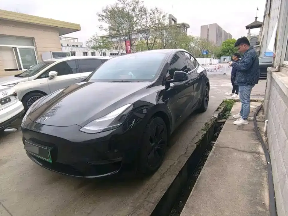 Tesla Model Y — фото 1