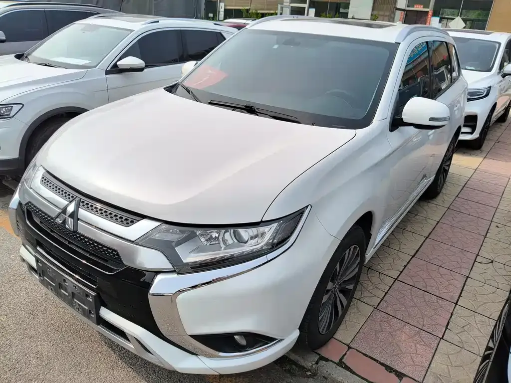 Mitsubishi Outlander — фото 1