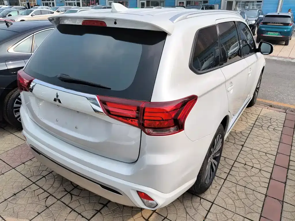 Mitsubishi Outlander — фото 10