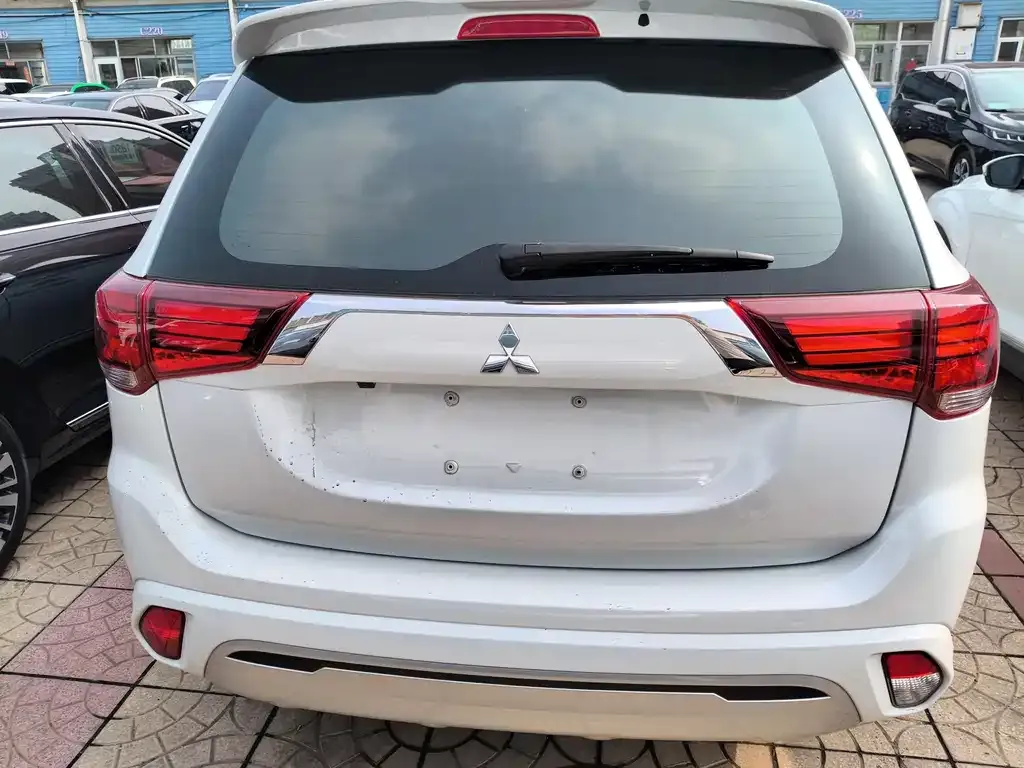 Mitsubishi Outlander — фото 8