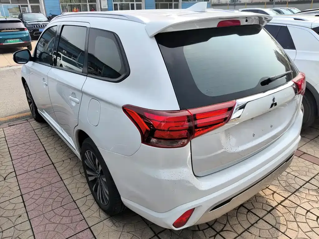 Mitsubishi Outlander — фото 7