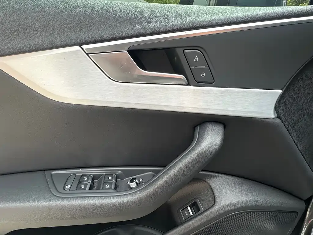 Audi A4L 2021 из CN, фото 4
