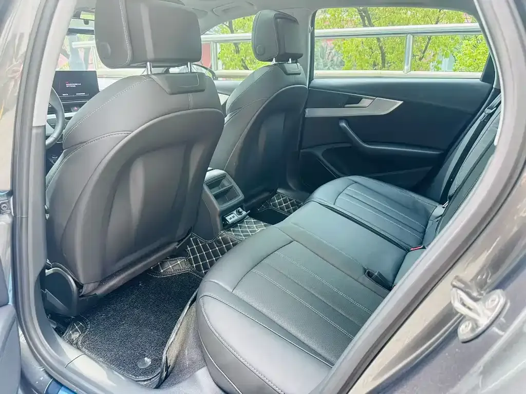 Audi A4L 2021 из CN, фото 9