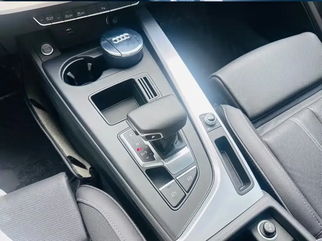 Audi A4L 2021 из CN, фото 3