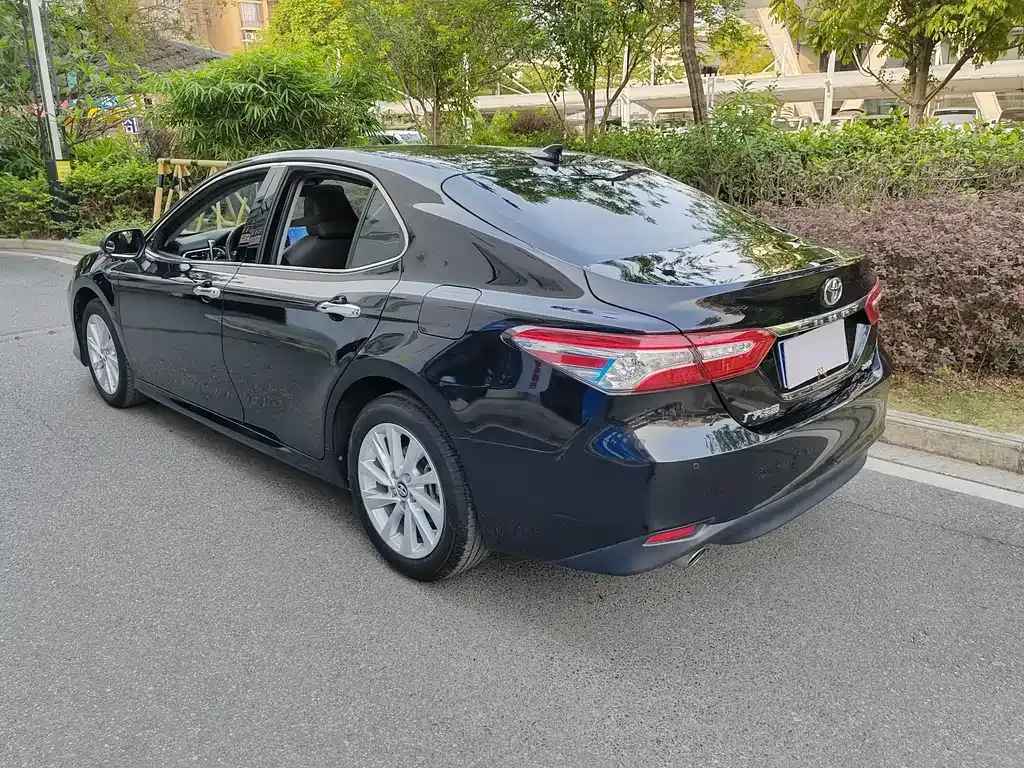 Toyota Camry — фото 5