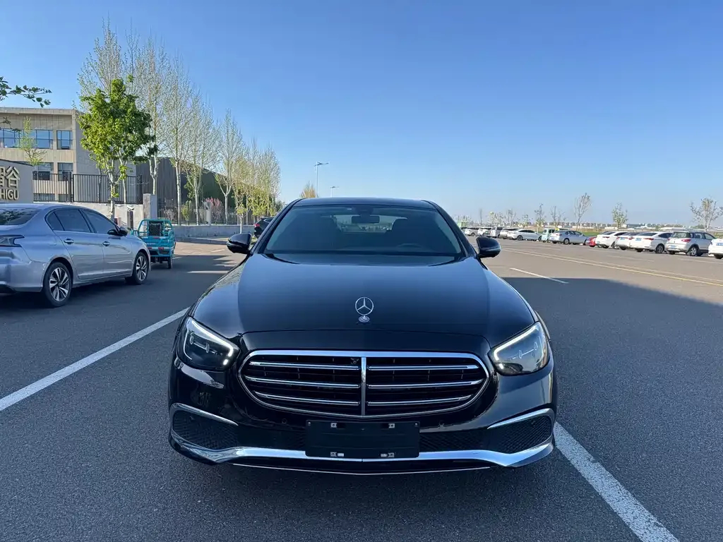 Mercedes-Benz E-Class — фото 1