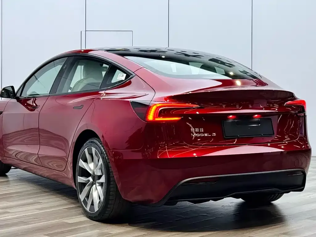 Tesla Model 3 — фото 10