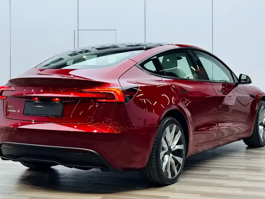 Tesla Model 3 — фото 4