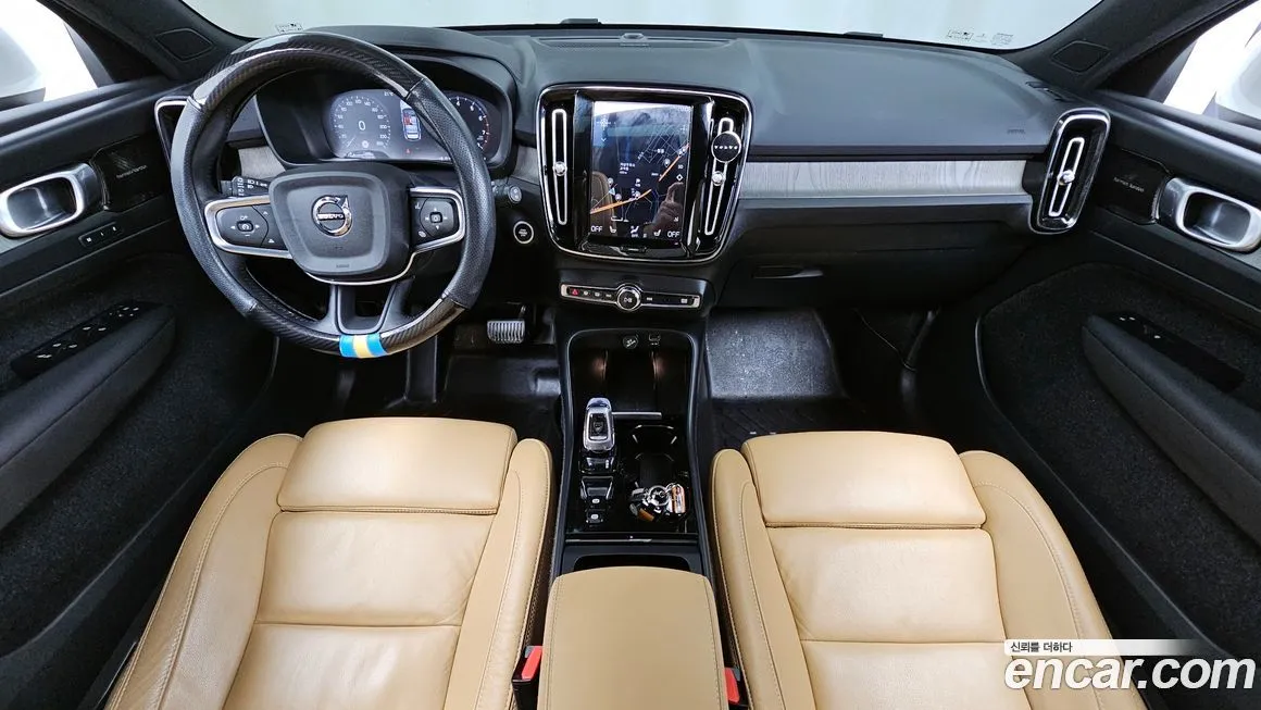Volvo XC40 — фото 9