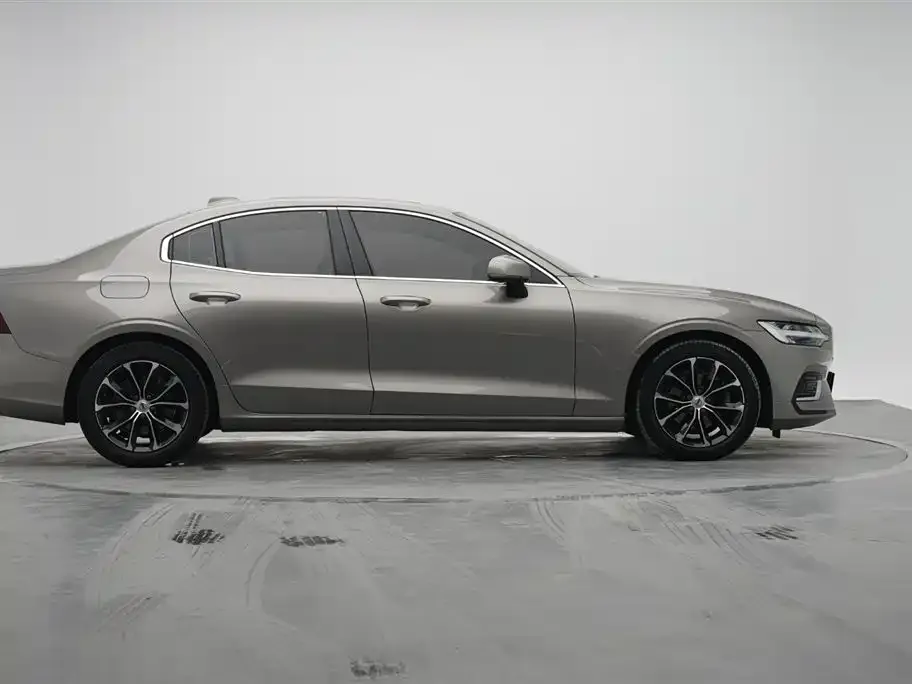 Volvo S60 — фото 9