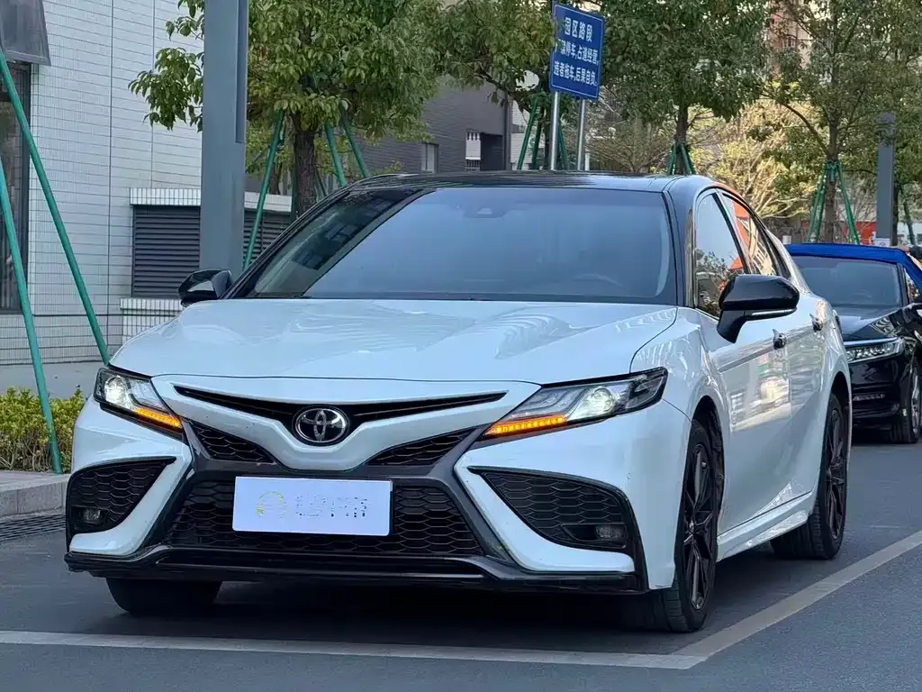 Toyota Camry — фото 1