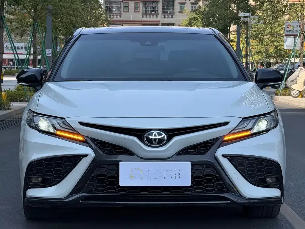 Toyota Camry — фото 10